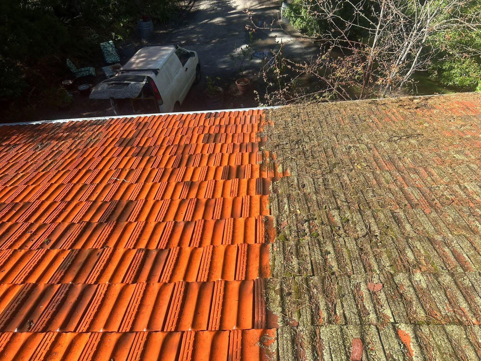 terracotta-roof-restoration-before-and-after-pressure-cleaning-1